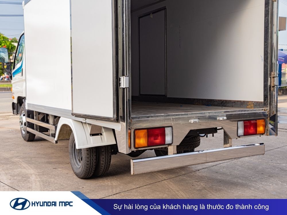 Giá xe tải Hyundai Mighty N250SL thùng kín composite 2T - 2.5T